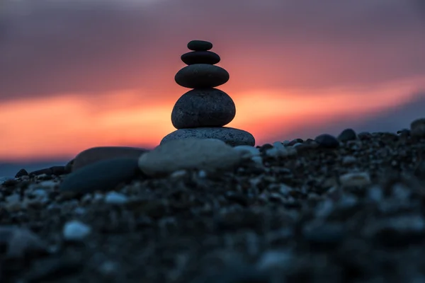 Balance Steine verschwommenen Hintergrund. — Stockfoto