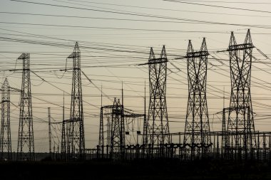 Yüksek voltajlı elektrik kulesi hattı.