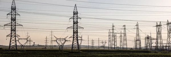 Pilon ile elektrik arka plan.