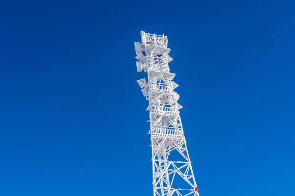 Isbelagt Mobiltorn Taket Till Basradiostationen Höglandet Blå Himmel Väderstation — Stockfoto