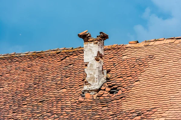 Gammal Tegelskorsten Tegelskorsten Från Eldstaden Gammal Övergiven Byggnad — Stockfoto