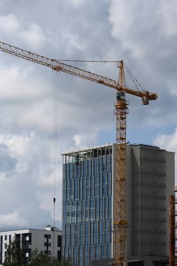 İnşaat alanı vinci ve vinç devam ediyor