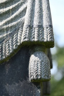 Parktaki taş heykelin ayrıntıları.