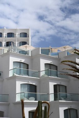 Puerto de la Cruz, Tenerife 'deki beyaz ve siyah evler