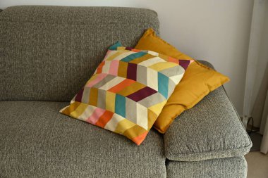 Oturma odasında yastıklı kanepe.