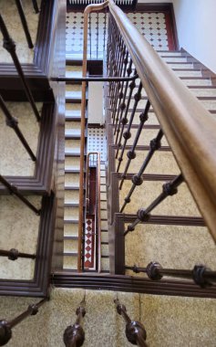 Modern bir otelin içinde.