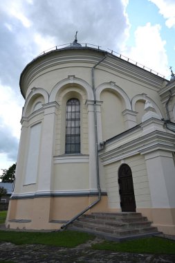 Eduva, Litvanya 'nın başkenti olan eski kasabanın kutsal üçlüsünün kilisesi.