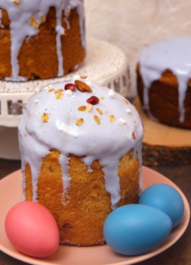 Paskalya tatlı ekmeği Ortodoks kulich, paska kremayla süslenmiş.