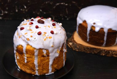 Paskalya tatlı ekmeği Ortodoks kulich, paska kremayla süslenmiş..