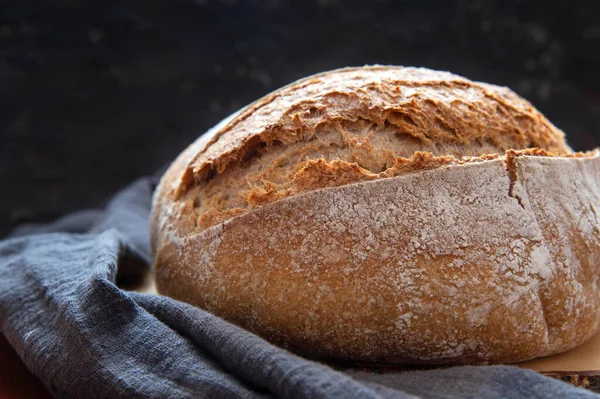 Ev yapımı taze çavdar ekmeği, gün batımında masada bütün somun soğur.