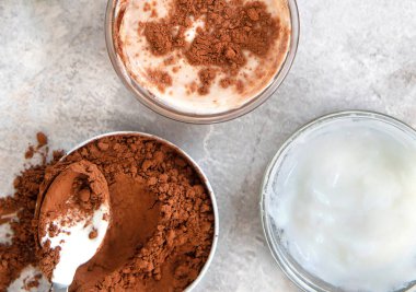 Doğal sağlıklı tatlı yoğurdu, kakao. Sağlıklı Konsept.