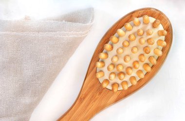 Spa ve Sağlık - Banyo fırçası ve sarılmış el havlusu.