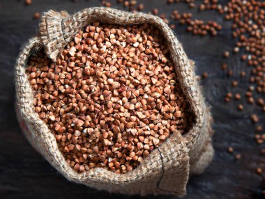 Koyu arkaplanda çuval içinde karabuğday homurdanıyor.