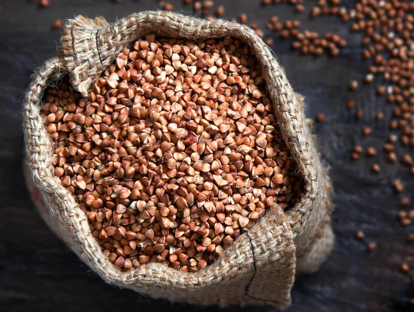 Koyu arkaplanda çuval içinde karabuğday homurdanıyor.