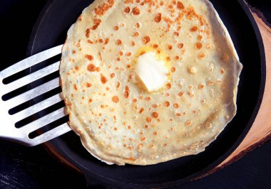 Tahta tahtada lezzetli ince krepli tava. Ev yapımı ince krepler..