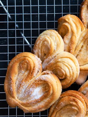 Ev yapımı Palmier Puff Pastası. Soğutma rafında şekerli lezzetli Fransız palmiyeli kurabiyeler. Palmiye, fil kulağı, puf böreği..