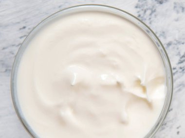 Ev yapımı yoğurt ya da bir kasede ekşi krema. Kapat.