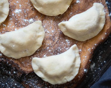 Patatesli çiğ hamur tatlısı. Hazırlık hamur tatlısı. Yakın çekim.