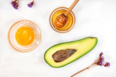 Doğal cilt bakım ürünleri, Avokado, yumurta ve bal karışımı beyaz arka planda..