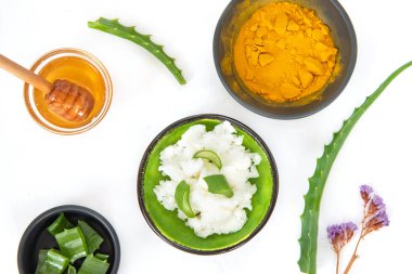 Aloe, zerdeçal, bal ve hindistan cevizi. Doğal bitkisel cilt bakım ürünleri, üst düzey malzemeler. Yüz ve vücut tedavisi.