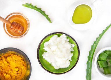 Aloe, zerdeçal, bal ve hindistan cevizi. Doğal bitkisel cilt bakım ürünleri, üst düzey malzemeler. Yüz ve vücut tedavisi.