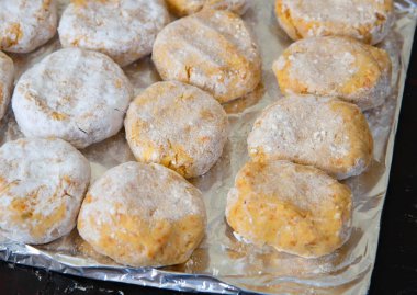 Tahtada dondurulmuş sebze pirzolası var. Vejetaryen burger için pirzola..