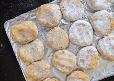 Tahtada dondurulmuş sebze pirzolası var. Vejetaryen burger için pirzola..