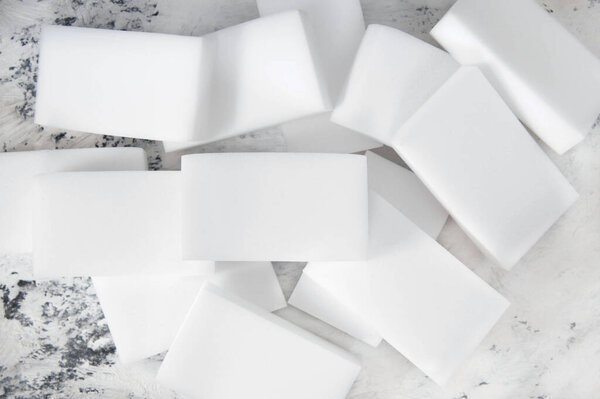 Группа меламиновых губок на белом фоне.