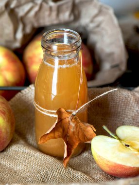 Kavanozda ev yapımı taze elma şarabı. Sonbahar hasat elmaları.