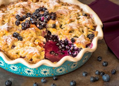 Koyu arkaplanda ev yapımı yabanmersinli turta..