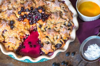 Koyu arkaplanda ev yapımı yabanmersinli turta..