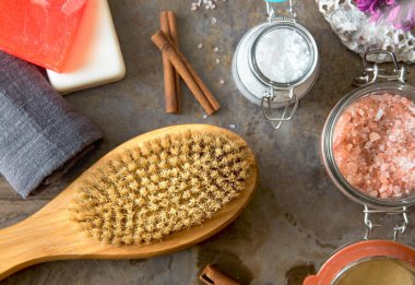 Masaj tahtası fırçası, deniz tuzu, ev yapımı sabun, spa için her şey. Evde bakım kavramı, rahatla ve dinlen.