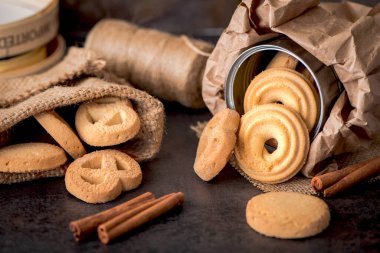 Kırsal tarzda farklı şekillerde çörekler..