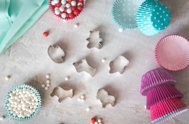 Kurabiye kesiciler, kek kupaları ve şeker incileri. Fırın ekipmanı.