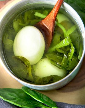 Ispanak boyalı ev yapımı Paskalya yumurtaları. Zehirli olmayan renklendirme.