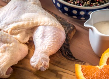 Çiğ tavuk bacağı ve terbiye malzemeleri..