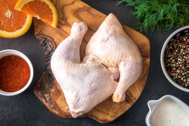 Çiğ tavuk bacağı ve salamura için malzemeler, üst manzara.