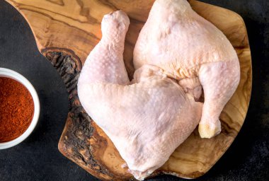 Çiğ tavuk budu ve kırmızı biber manzarası. en üstteki görünüm,