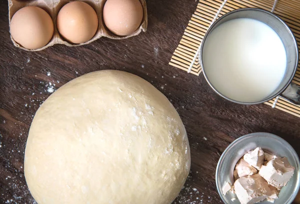 Сырое Тесто Ингредиенты Молоко Яйца Дрожжи Вид Сверху Рустик — стоковое фото