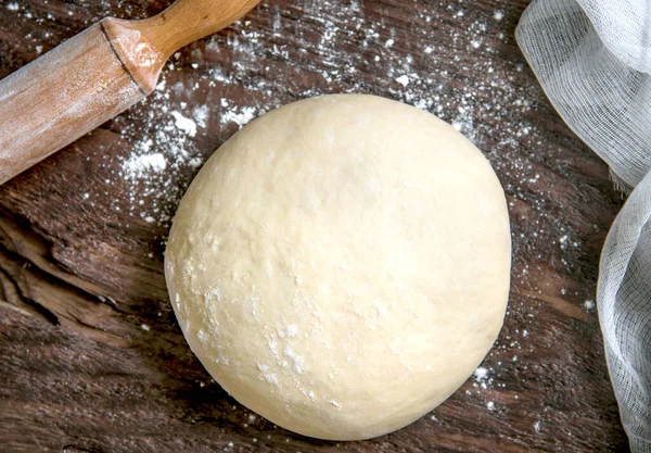 Сырое Тесто Хлеба Пиццы Тёмном Фоне — стоковое фото