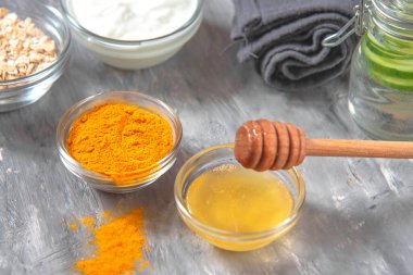 Doğal yüz maskesi, zerdeçal tozu, bal, yulaf ezmesi ve yoğurt. Doğal Kozmetik.