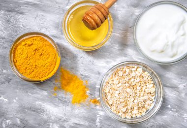 Doğal yüz maskesi, zerdeçal tozu, bal, yulaf ezmesi ve yoğurt. Doğal Kozmetik.