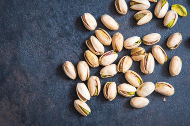 Koyu arkaplanda kavrulmuş fıstık. Sağlıklı çerez.