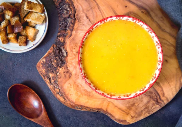 Sebze püresi çorbası ve kızarmış ekmek..