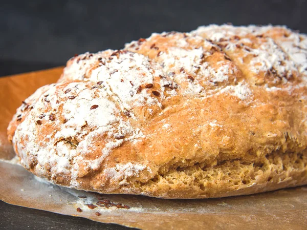 Pane Tradizionale Appena Sfornato Cosparso Semi Lino Carta Forno — Foto Stock