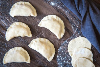 Çiğ köfte ve patates. Tahtadaki hamur tatlısı..