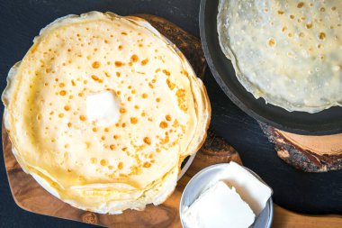 Tahta tahtada lezzetli ince krepli tava. Ev yapımı ince krepler..
