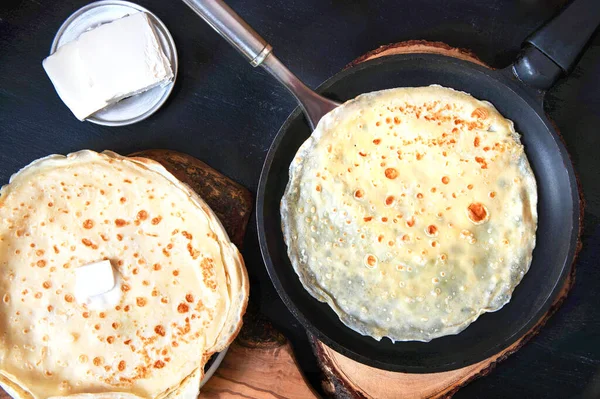 Stekpanna Med Läckra Tunna Crepes Träskiva Hemmagjorda Tunna Pannkakor — Stockfoto