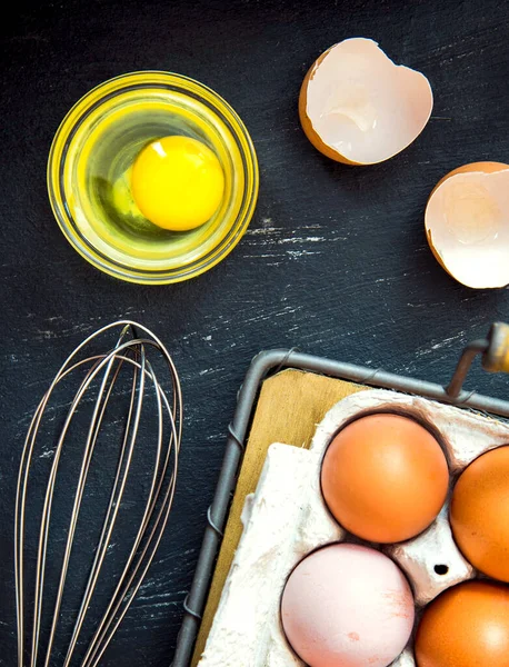 Bovling Sahasında Yumurta Sarısı Koyu Bir Arka Planda Çırpma Kabuğu — Stok fotoğraf