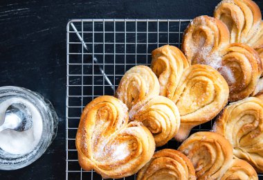 Ev yapımı Palmier Puff Pastası. Soğutma rafında şekerli lezzetli Fransız palmiyeli kurabiyeler. Palmiye, fil kulağı, puf böreği..